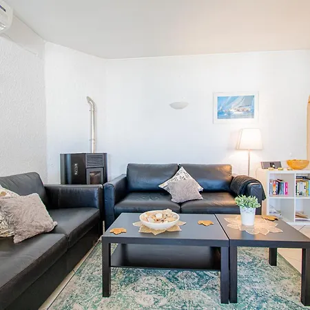 6 Centeanes - Clifftop Apartment, Sea Views And St Apartman