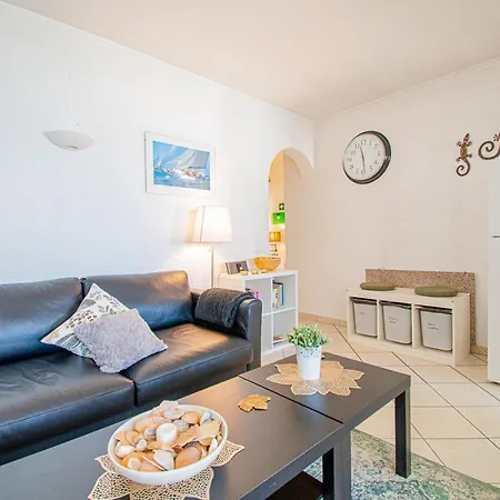 6 Centeanes - Clifftop Apartment, Sea Views And St דירה