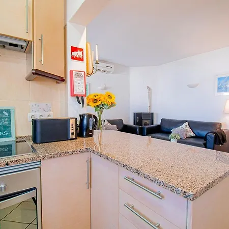 6 Centeanes - Clifftop Apartment, Sea Views And St *