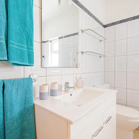 6 Centeanes - Clifftop Apartment, Sea Views And St