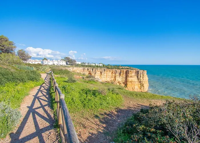 6 Centeanes - Clifftop Apartment, Sea Views And St アパート