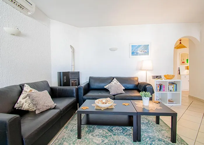 6 Centeanes - Clifftop Apartment, Sea Views And St アパート